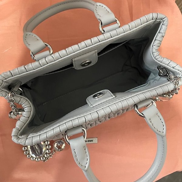 미우미우 마테라쎄 나파 가죽 핸드백 / 블루카운터 [325만]