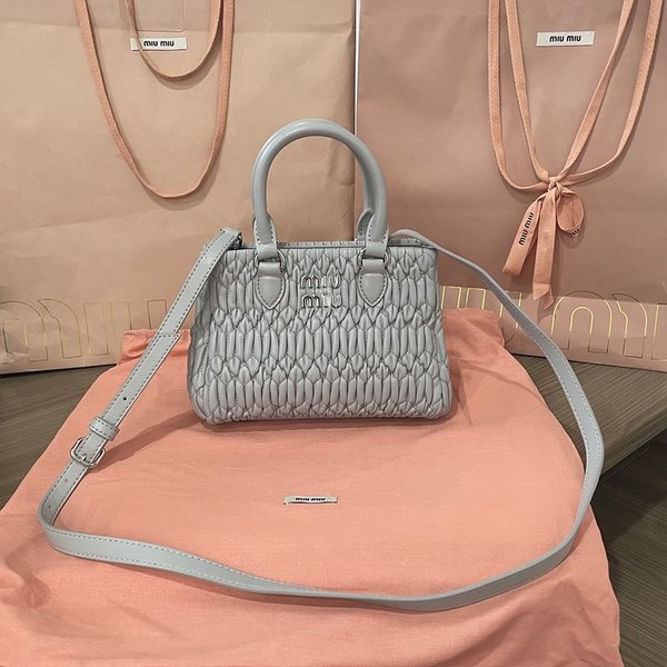 미우미우 마테라쎄 나파 가죽 핸드백 / 블루카운터 [325만]