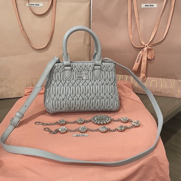 미우미우 마테라쎄 나파 가죽 핸드백 / 블루카운터 [325만]