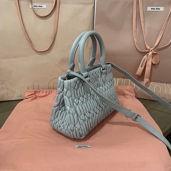 미우미우 마테라쎄 나파 가죽 핸드백 / 블루카운터 [325만]