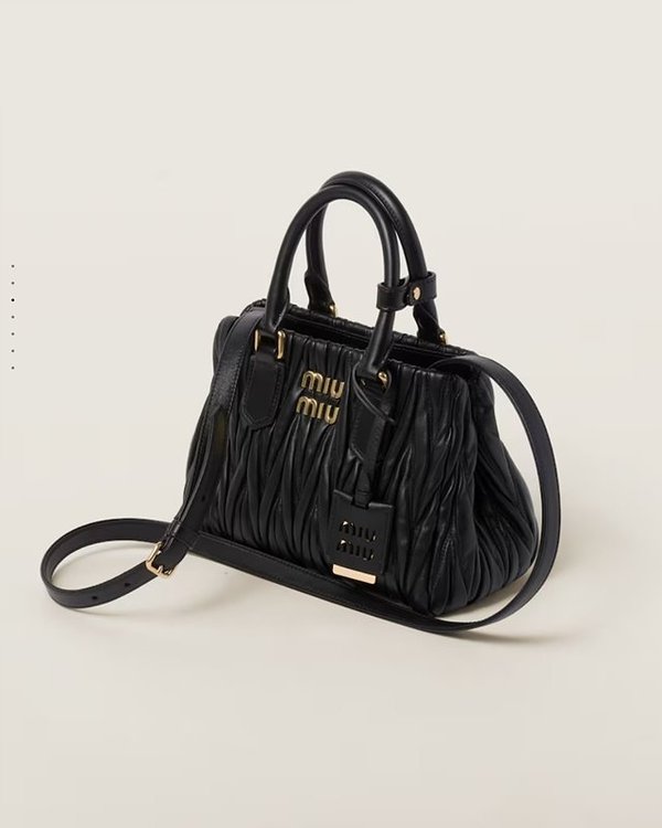 미우미우 마테라쎄 나파 가죽 핸드백 / 블랙 [325만]