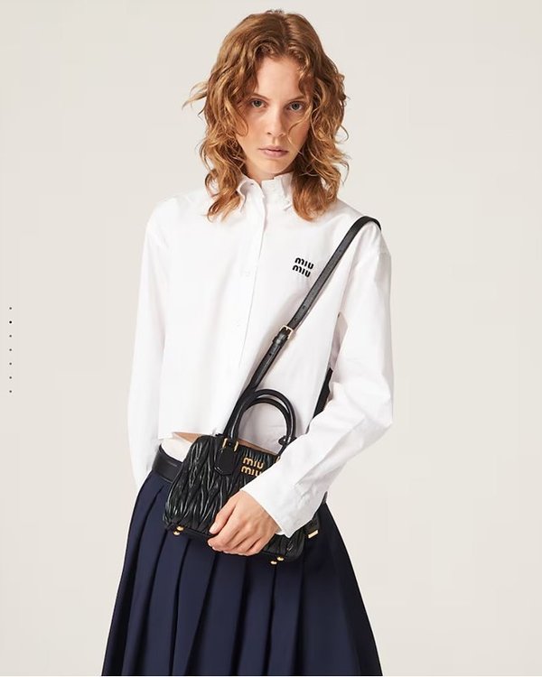 미우미우 마테라쎄 나파 가죽 핸드백 / 블랙 [325만]