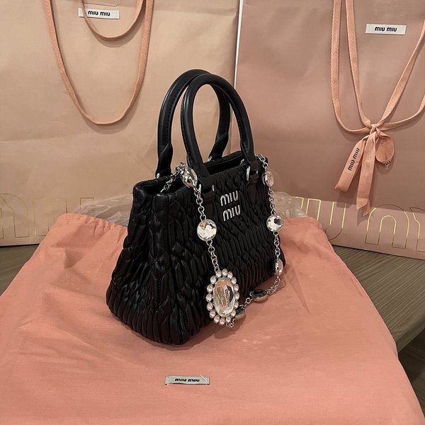 미우미우 마테라쎄 나파 가죽 핸드백 / 블랙 [325만]