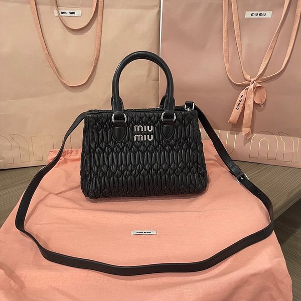 미우미우 마테라쎄 나파 가죽 핸드백 / 블랙 [325만]