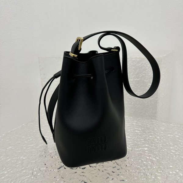 미우미우 가죽 버킷 백 / 블랙 [매장가315만원대]
