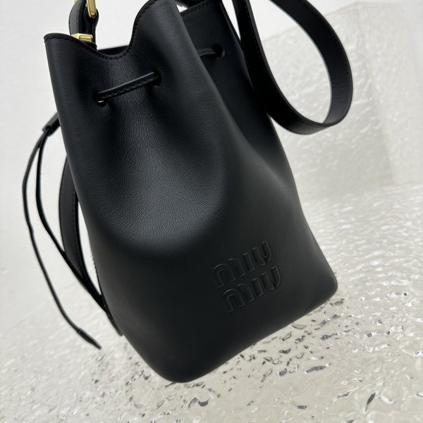 미우미우 가죽 버킷 백 / 블랙 [매장가315만원대]