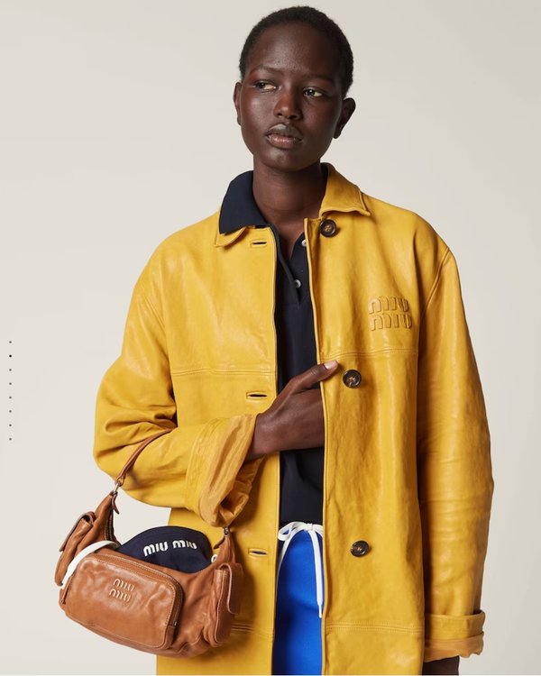 미우미우 나파 가죽 포켓 백 [매장가485만원대]