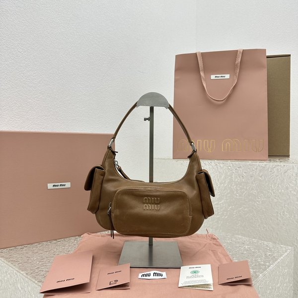 미우미우 나파 가죽 포켓 백 [매장가485만원대]