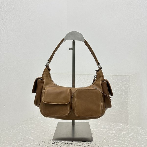 미우미우 나파 가죽 포켓 백 [매장가485만원대]