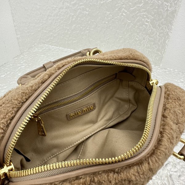 미우미우 아르카디 램울 핸드 백 / 베이지 [매장가 420만원대]