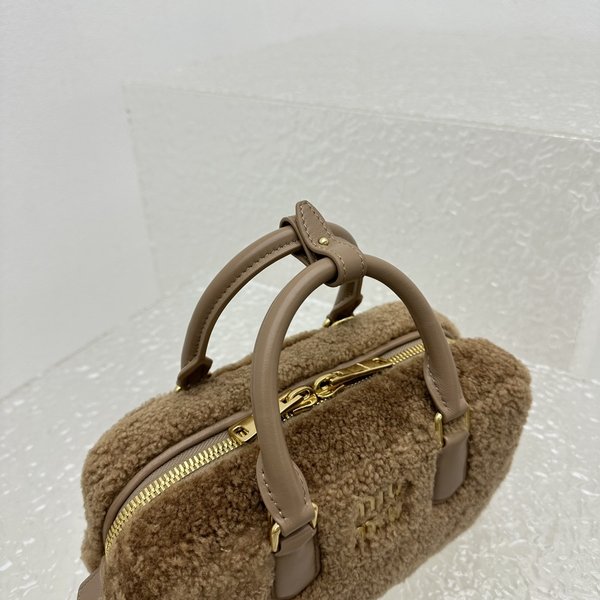 미우미우 아르카디 램울 핸드 백 / 베이지 [매장가 420만원대]