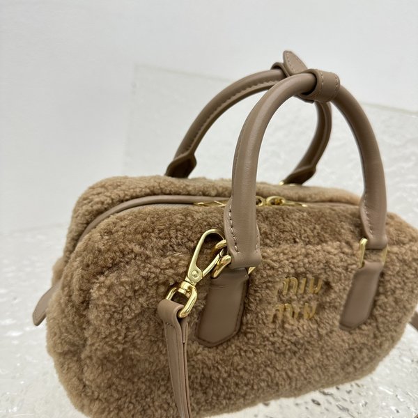 미우미우 아르카디 램울 핸드 백 / 베이지 [매장가 420만원대]