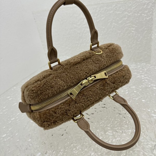 미우미우 아르카디 램울 핸드 백 / 베이지 [매장가 420만원대]