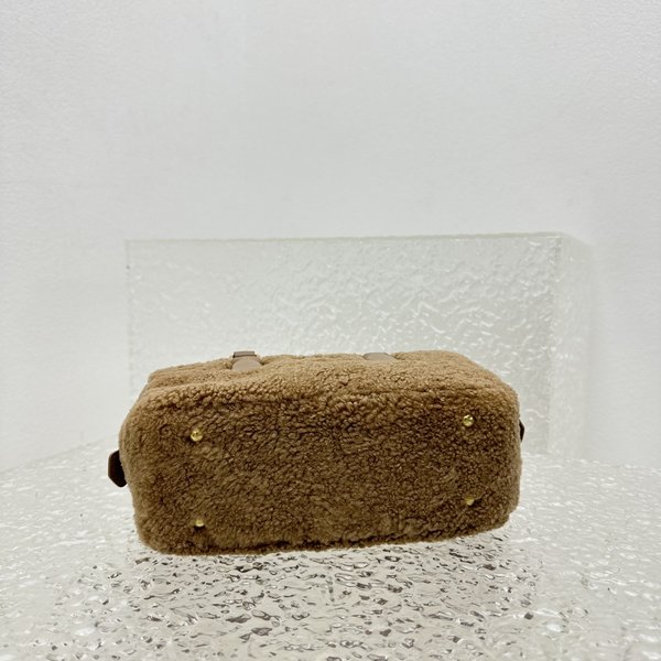 미우미우 아르카디 램울 핸드 백 / 베이지 [매장가 420만원대]