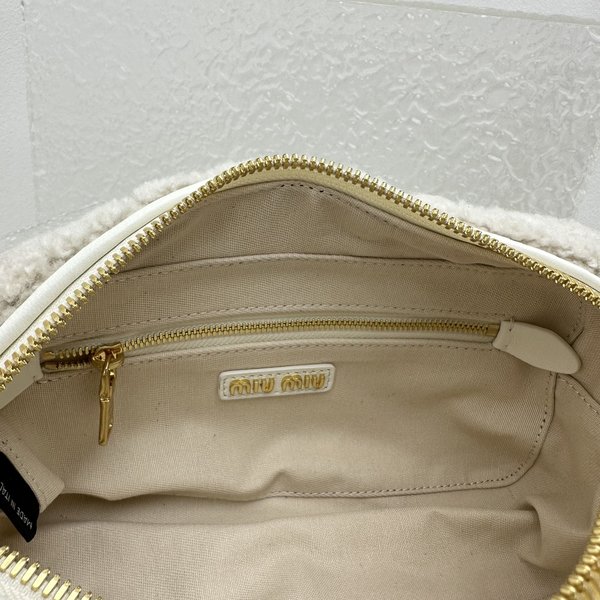 미우미우 아르카디 램울 핸드 백 / 화이트 [매장가 420만원대]