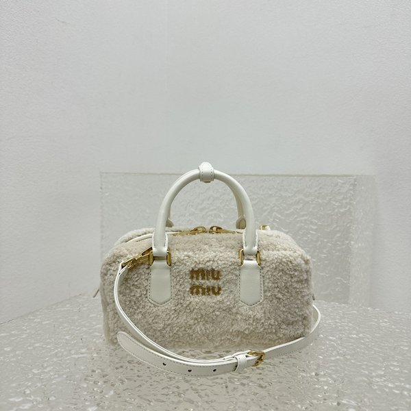미우미우 아르카디 램울 핸드 백 / 화이트 [매장가 420만원대]