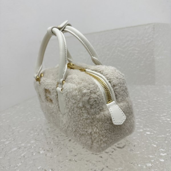 미우미우 아르카디 램울 핸드 백 / 화이트 [매장가 420만원대]