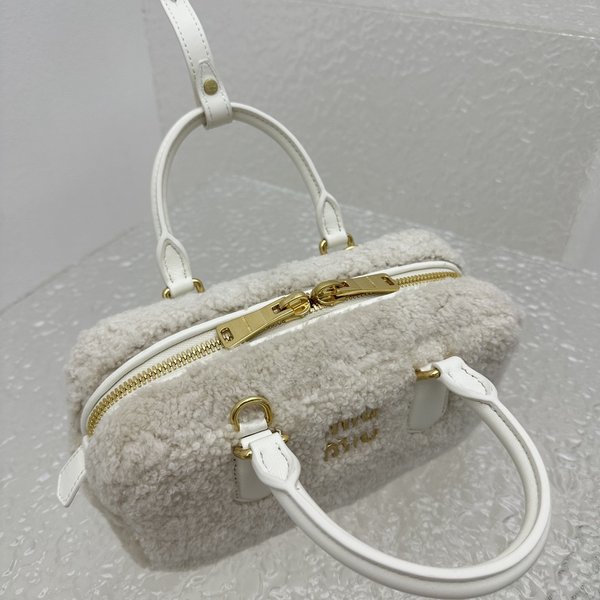 미우미우 아르카디 램울 핸드 백 / 화이트 [매장가 420만원대]