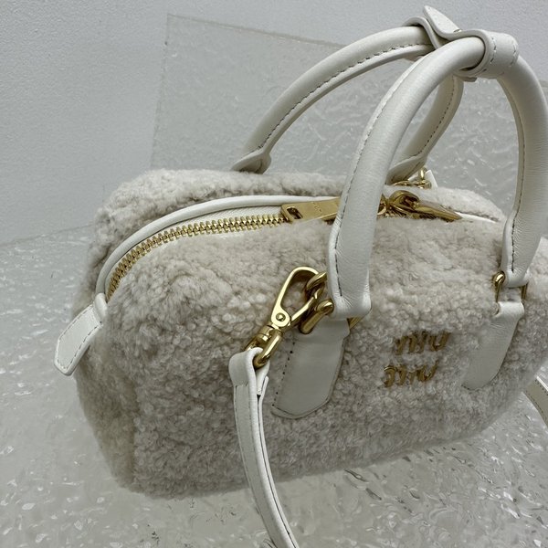 미우미우 아르카디 램울 핸드 백 / 화이트 [매장가 420만원대]