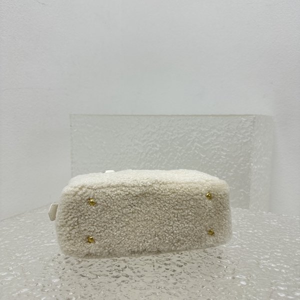 미우미우 아르카디 램울 핸드 백 / 화이트 [매장가 420만원대]