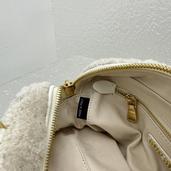 미우미우 아르카디 램울 핸드 백 / 화이트 [매장가 420만원대]