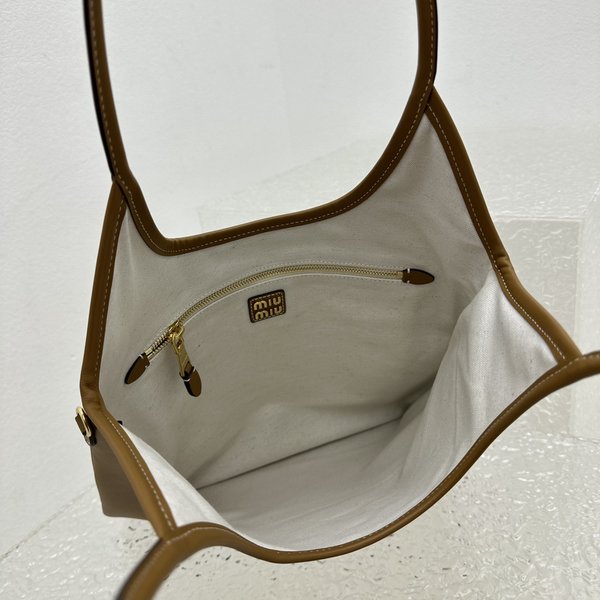 미우미우 아이비 아플리케 가죽 토트 백 / 브라운 [매장가265만원대]