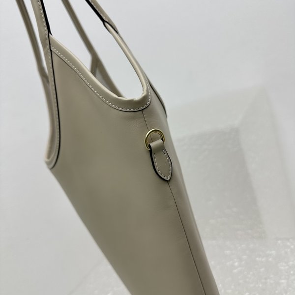 미우미우 아이비 아플리케 가죽 토트 백 / 살구 [매장가265만원대]