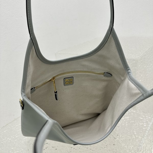 미우미우 아이비 아플리케 가죽 토트 백 / 라이트블루 [매장가265만원대]