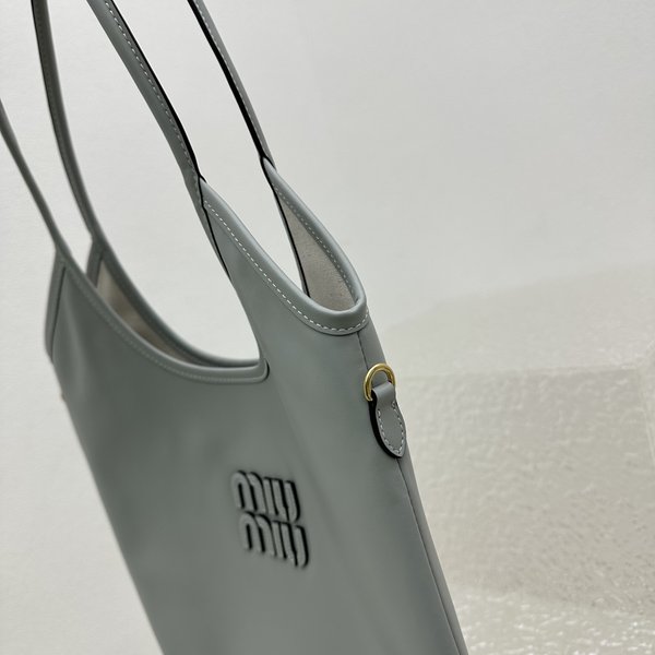 미우미우 아이비 아플리케 가죽 토트 백 / 라이트블루 [매장가265만원대]