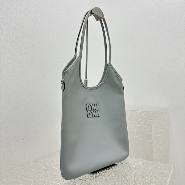 미우미우 아이비 아플리케 가죽 토트 백 / 라이트블루 [매장가265만원대]