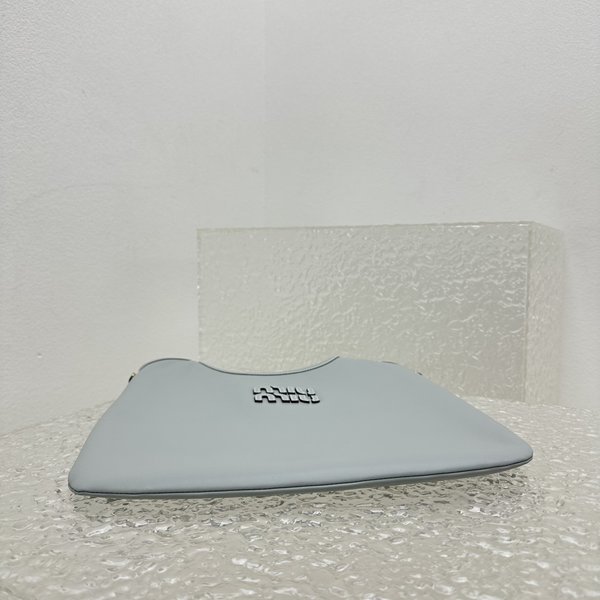 미우미우 아이비 아플리케 가죽 토트 백 / 라이트블루 [매장가265만원대]