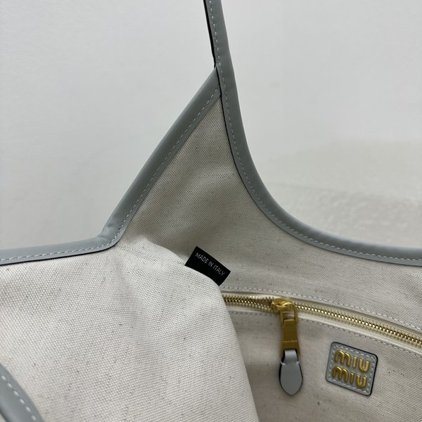 미우미우 아이비 아플리케 가죽 토트 백 / 라이트블루 [매장가265만원대]