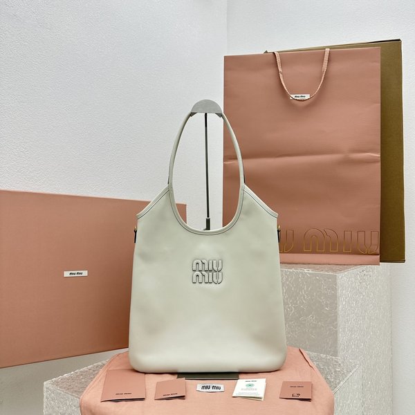 미우미우 아이비 아플리케 가죽 토트 백 / 화이트 [매장가265만원대]