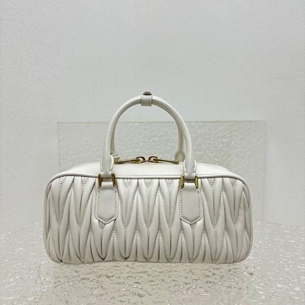 미우미우 아르카디 마테라쎄 나파 가죽 사각 백 화이트 [매장가 420만원대]