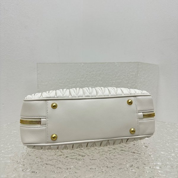 미우미우 아르카디 마테라쎄 나파 가죽 사각 백 화이트 [매장가 420만원대]