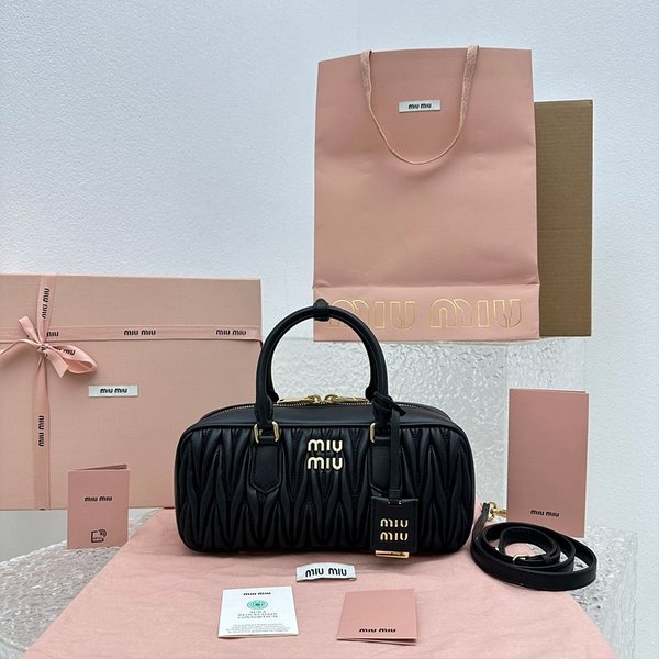 미우미우 아르카디 마테라쎄 나파 가죽 사각 백 블랙 [매장가 420만원대]