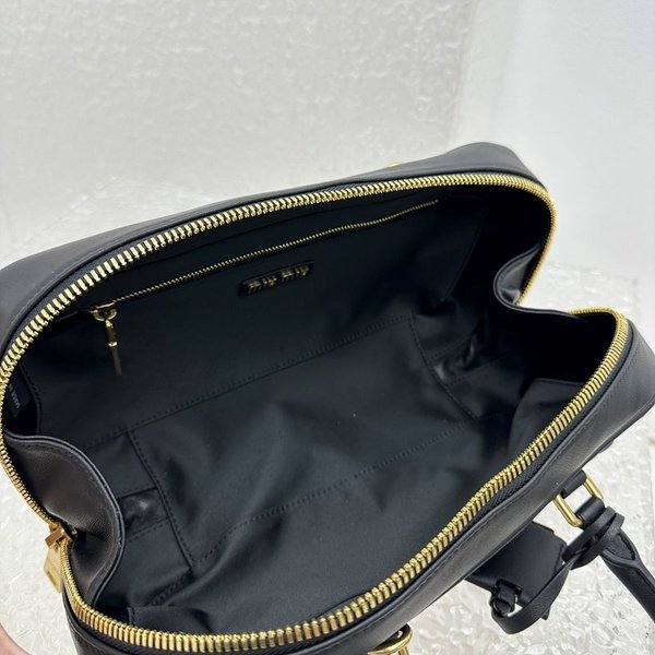 미우미우 아르카디 마테라쎄 나파 가죽 사각 백 블랙 [매장가 420만원대]