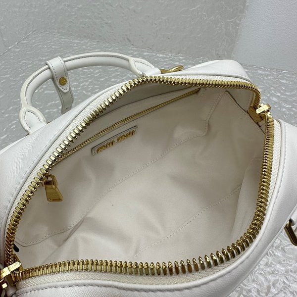 미우미우 아르카디 마테라쎄 나파 가죽 백 화이트 [매장가 360만원대]