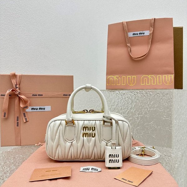 미우미우 아르카디 마테라쎄 나파 가죽 백 화이트 [매장가 360만원대]