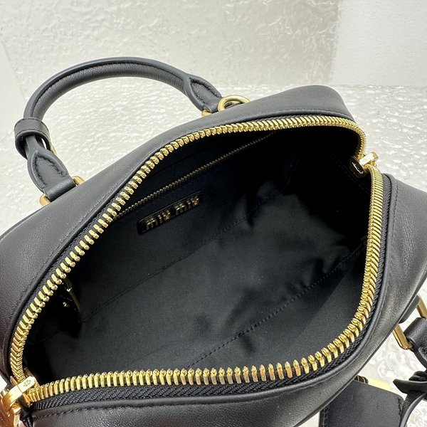 미우미우 아르카디 마테라쎄 나파 가죽 백 블랙 [매장가 360만원대]