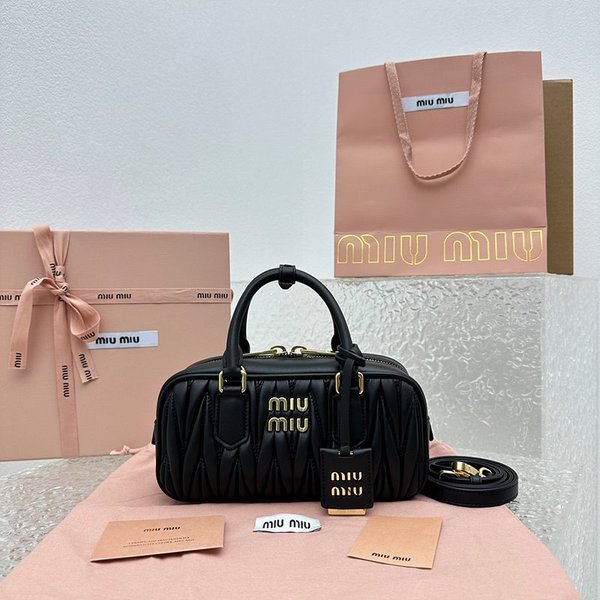 미우미우 아르카디 마테라쎄 나파 가죽 백 블랙 [매장가 360만원대]