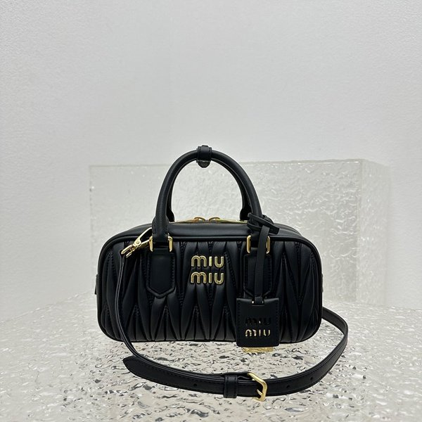 미우미우 아르카디 마테라쎄 나파 가죽 백 블랙 [매장가 360만원대]