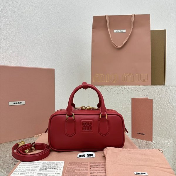 미우미우 아르카디 가죽 백 레드 [매장가 340만원대]
