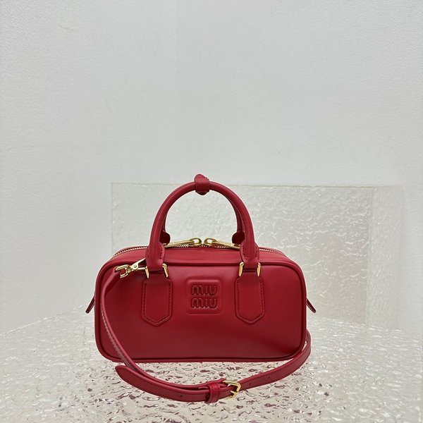 미우미우 아르카디 가죽 백 레드 [매장가 340만원대]