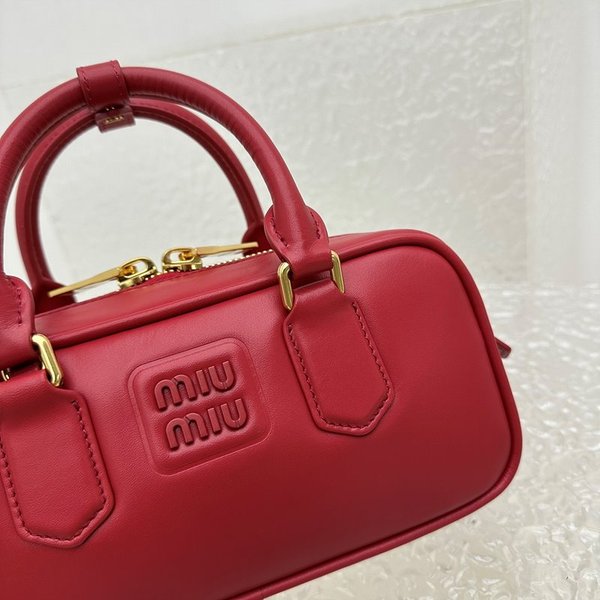 미우미우 아르카디 가죽 백 레드 [매장가 340만원대]