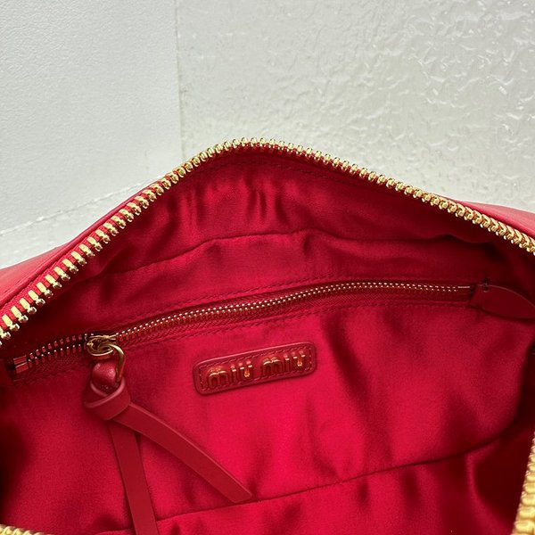 미우미우 아르카디 가죽 백 레드 [매장가 340만원대]