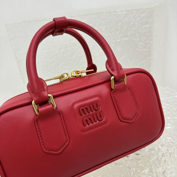 미우미우 아르카디 가죽 백 레드 [매장가 340만원대]