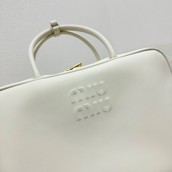 미우미우 가죽 탑 핸들 백 화이트 [매장가 470만원대]