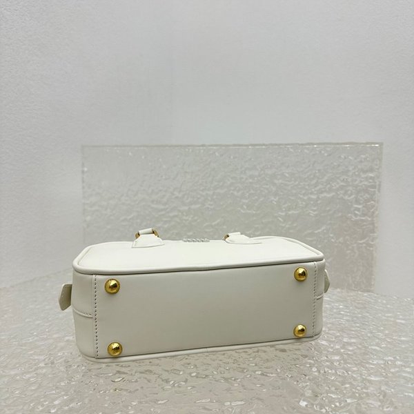 미우미우 아르카디 가죽 백 초크 화이트 [매장가 330만원대]