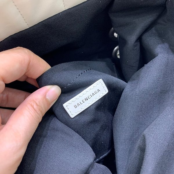 발렌시아가 모나코 퀼트 체인백 미디움 / 화이트 [매장가428만원대]